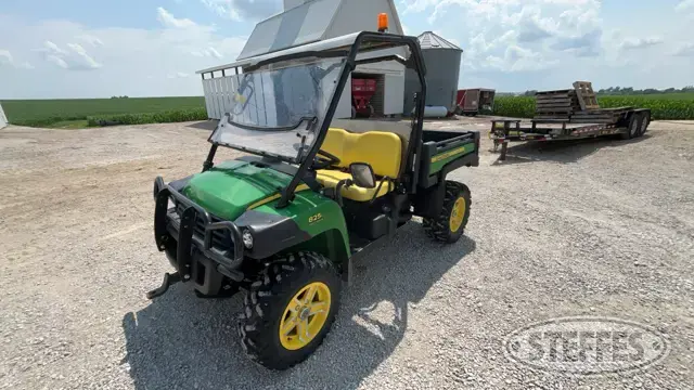 2017 John Deere 825i
