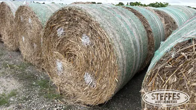 (20) Round cornstalk bales