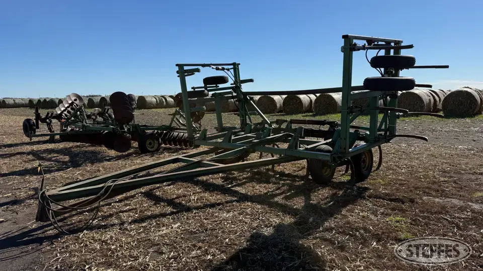 John Deere 1600 Chisel Plow