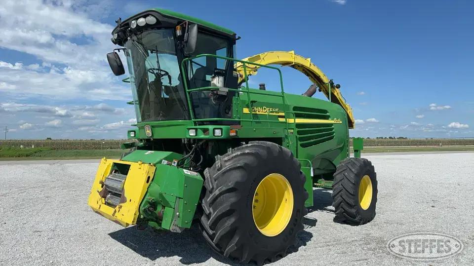 2007 John Deere 7500 Self-Propelled Harvester