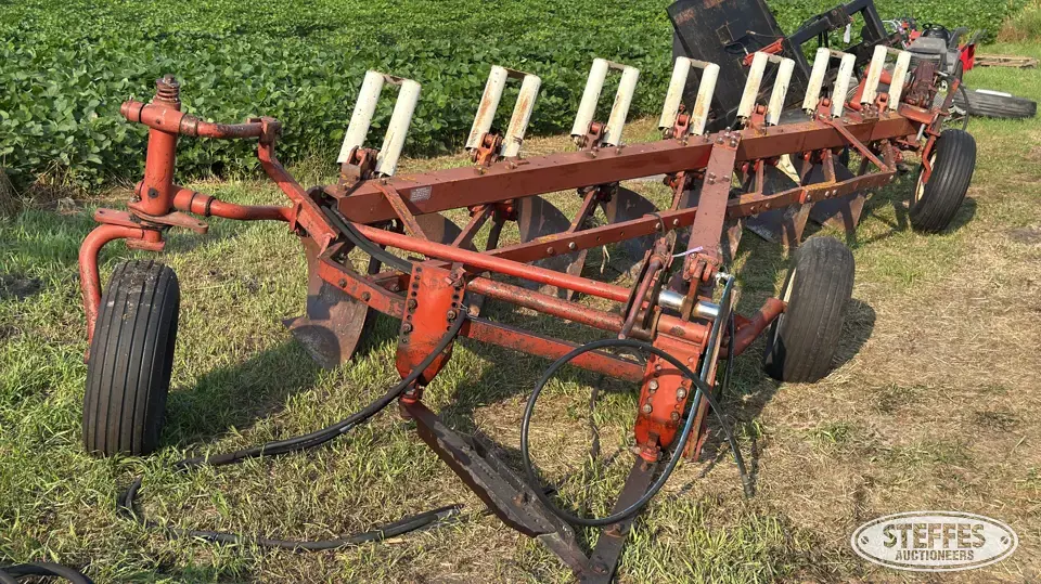International 700 Automatic Plow