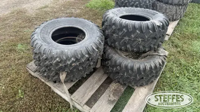(4) Dirt Commander tires