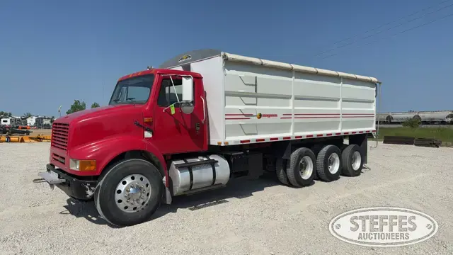 2000 International 8100