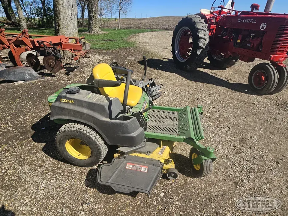 John Deere Z425 Zero Turn Mower