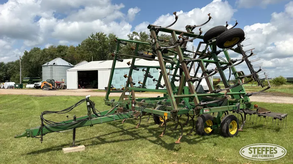 1995 John Deere 980 Field Cultivator