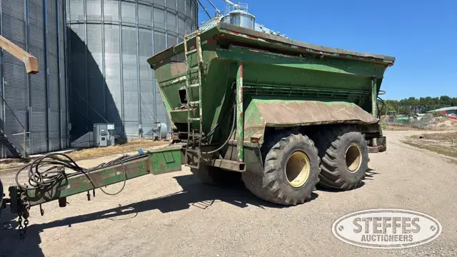 Dry fertilizer spreader