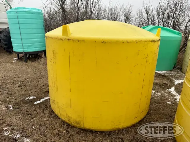 1,600 gal. poly tank