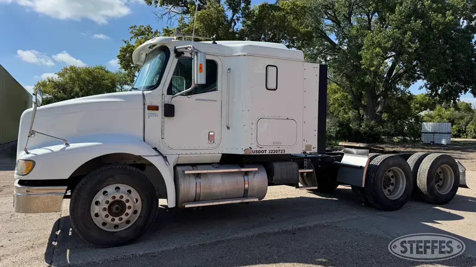 2007 International 9200i Conventional Truck with Sleeper