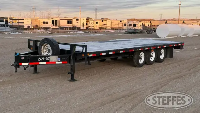 2007 Tri-axle equipment trailer