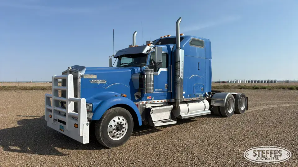 2005 Kenworth W900L Conventional Truck with Sleeper