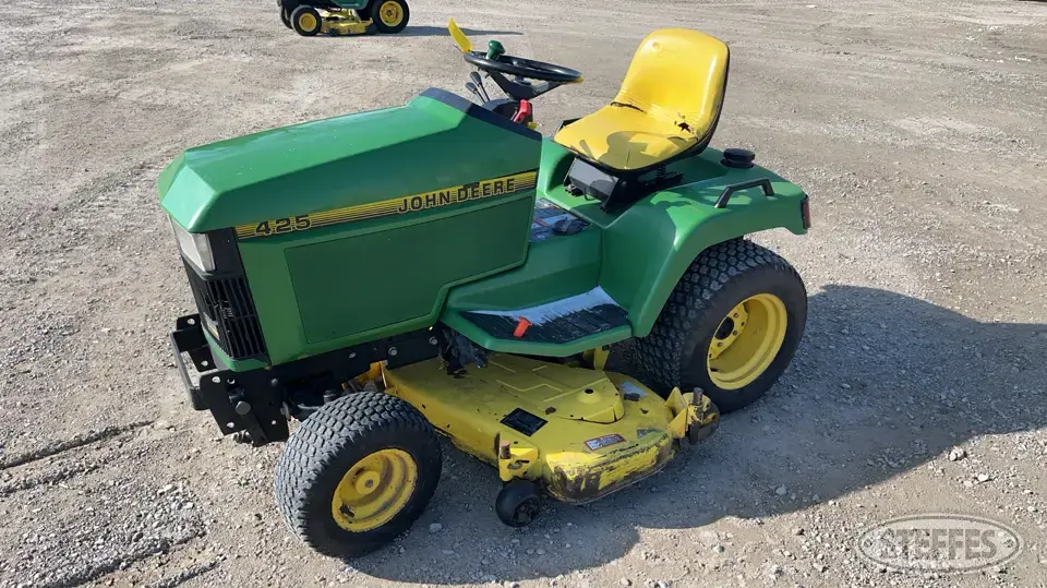 John Deere 425 Lawn Tractor