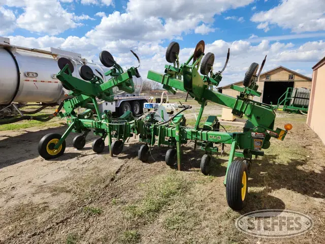 John Deere 856