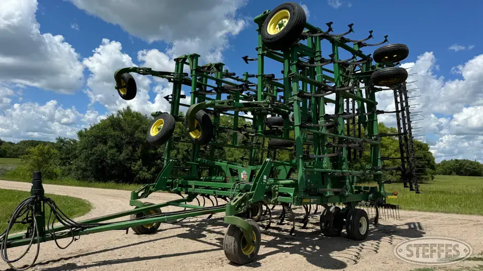 2006 John Deere 2200 Field Cultivator