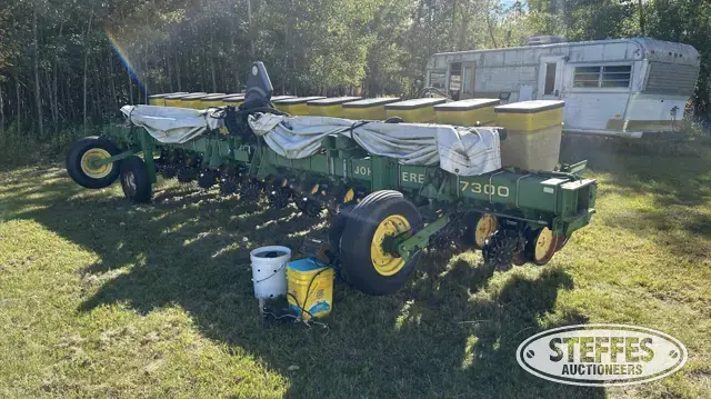 John Deere 7300