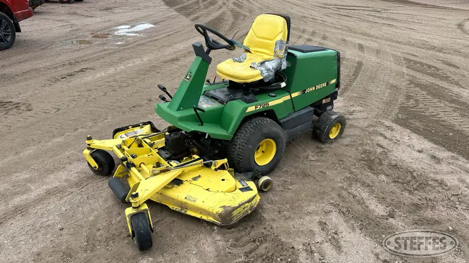 John Deere F725 Lawn Tractor