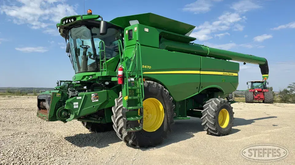 2016 John Deere S670 Combine