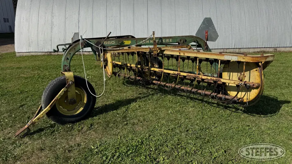 John Deere 660 Rake