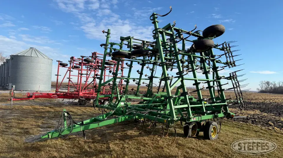 John Deere 980 Field Cultivator
