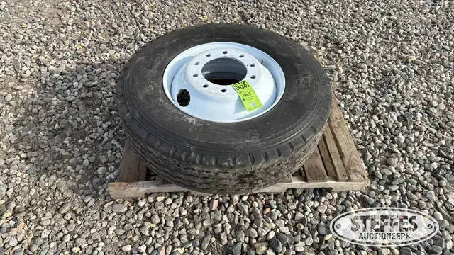 Firestone HP2000 295/80R22.5 tire