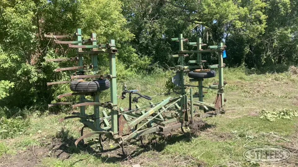 John Deere 1100 Field Cultivator