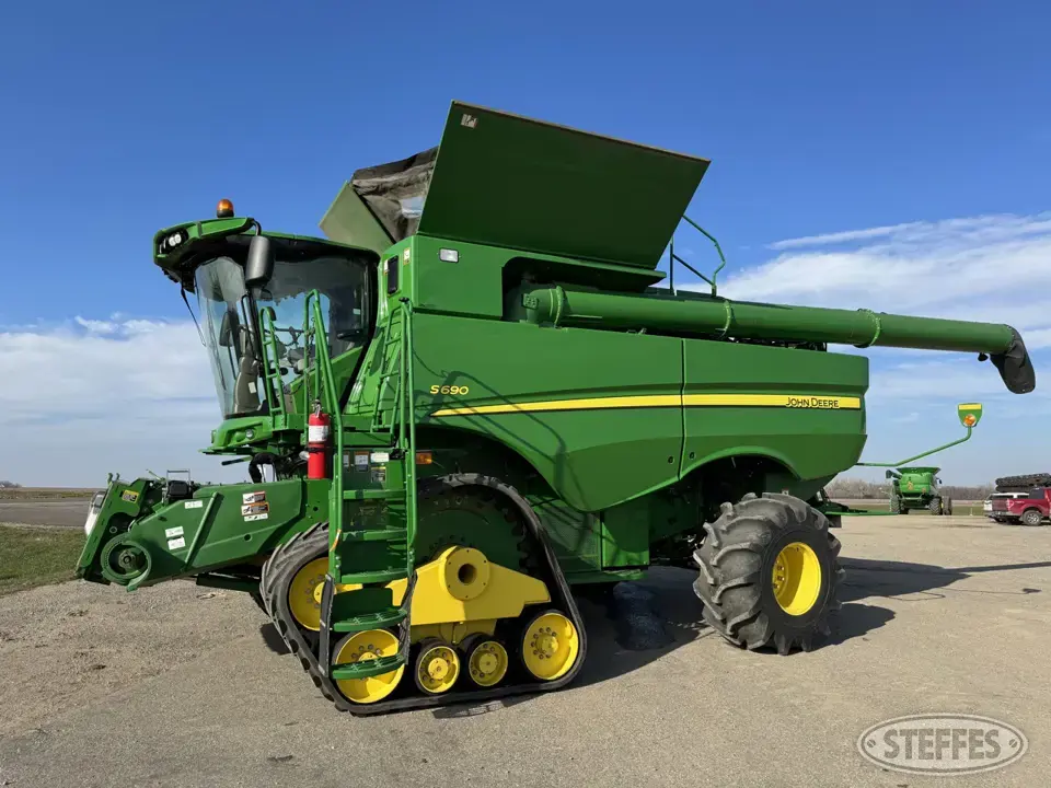 2015 John Deere S690 Combine