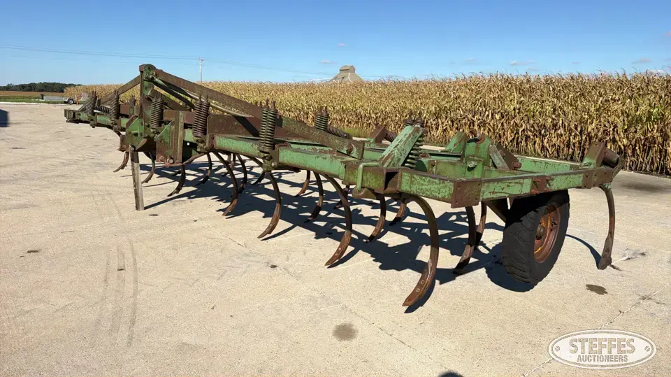 John Deere E100I Chisel Plow