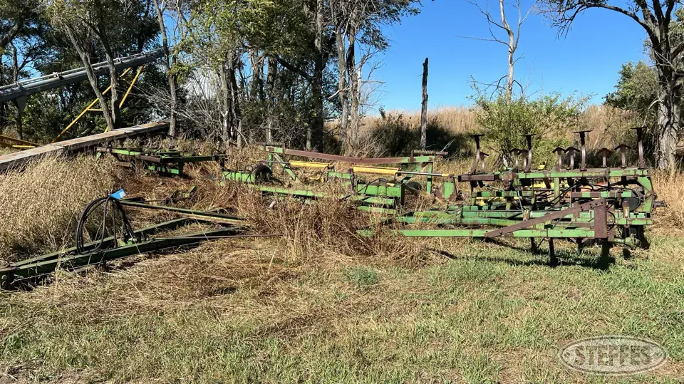 John Deere 1050 Field Cultivator