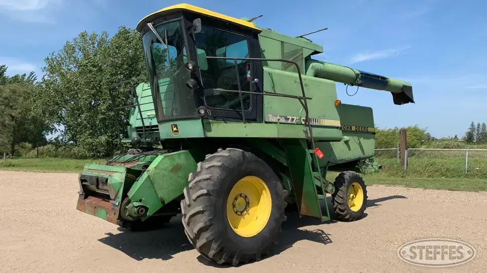 1982 John Deere 7720 Combine