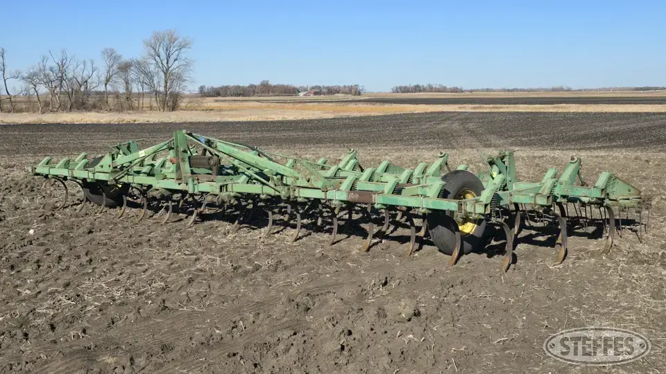 John Deere 1100 Field Cultivator