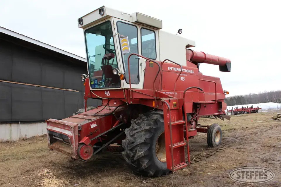 1976 International 915 Combine