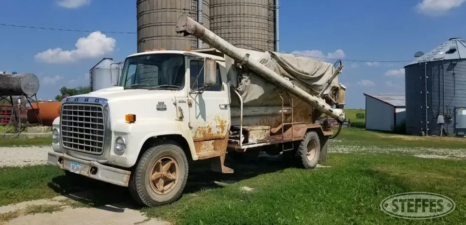 1981 Ford 700 Feed Truck
