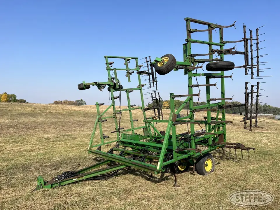 John Deere 1060 Field Cultivator