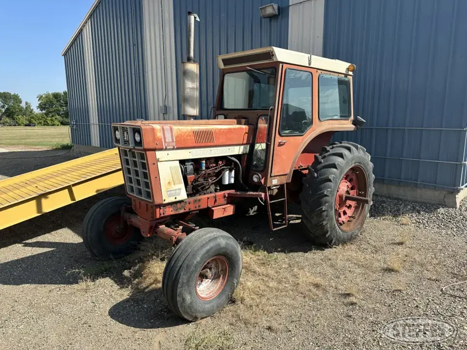 1974 IHC Hydro 100 2WD Tractor