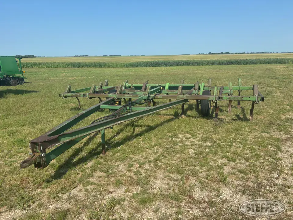 John Deere 1600 Chisel Plow