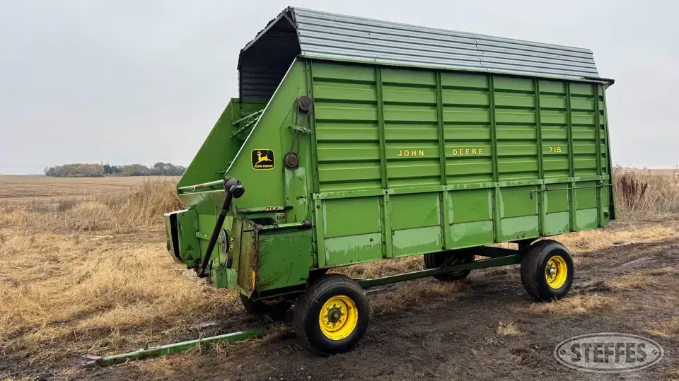 John Deere 716 Forage Wagon