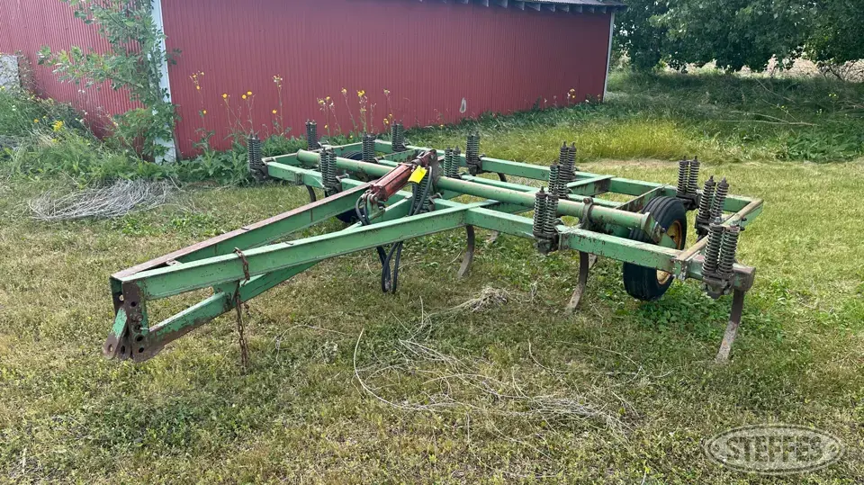 John Deere 100 Chisel Plow