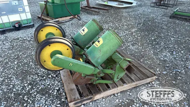 (2) John Deere 71 flex planter units