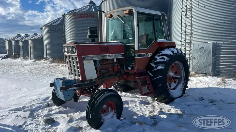 1978 International 186 Hydro 2WD Tractor