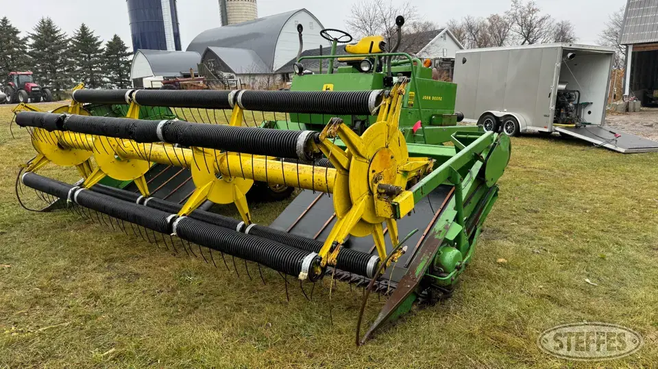 John Deere 800 Self-Propelled Swather