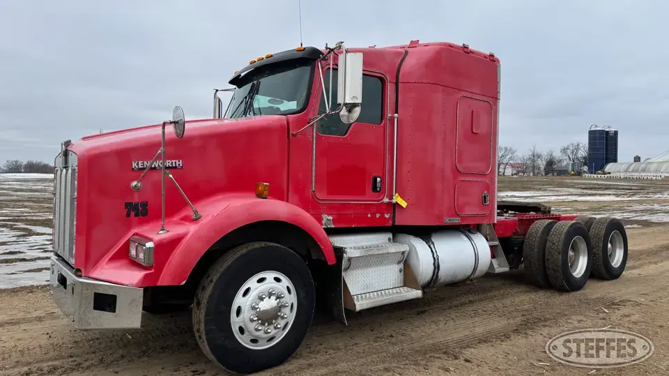 2003 Kenworth T800 Conventional Truck with Sleeper