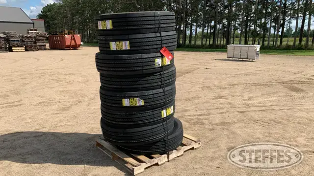 (8) Zwarthz 11R22.5 tires