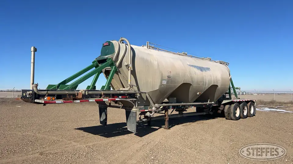 2000 Heil Pneumatic Trailer