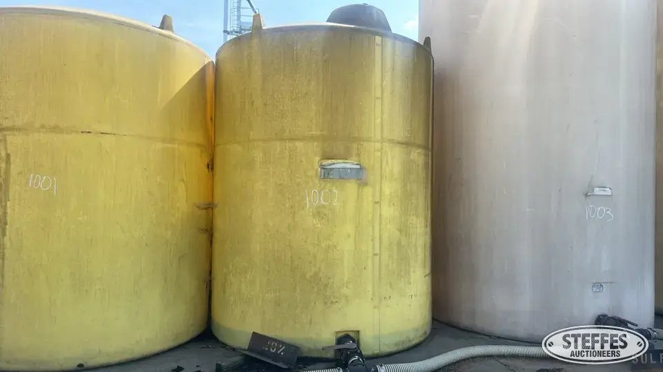 3,000 gal. vertical poly tank