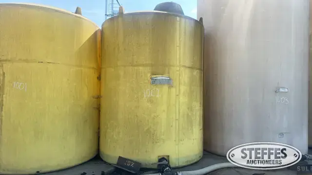 3,000 gal. vertical poly tank