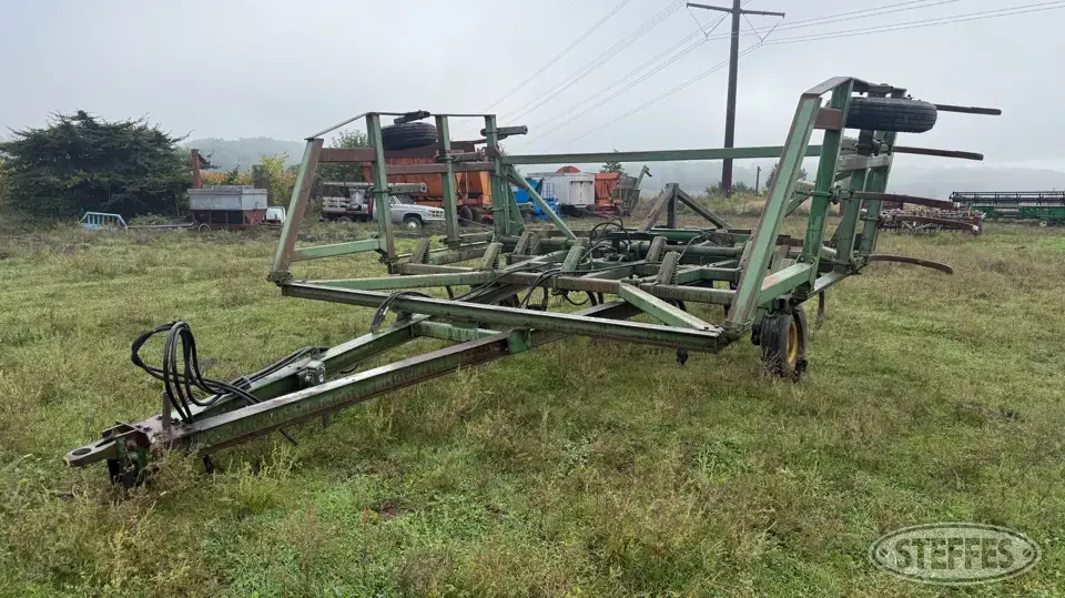 John Deere 1610 Chisel Plow
