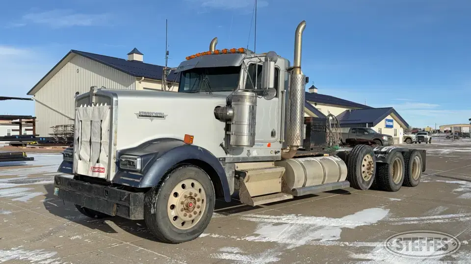 2000 Kenworth W900B Conventional Truck without Sleeper
