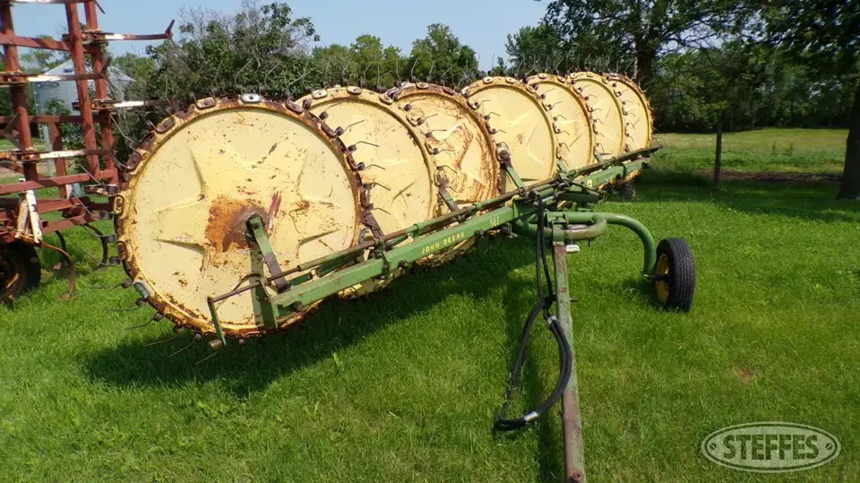 John Deere 567 Rake