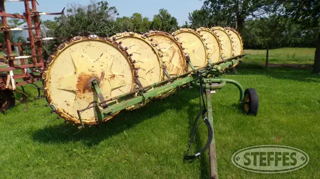 John Deere 567