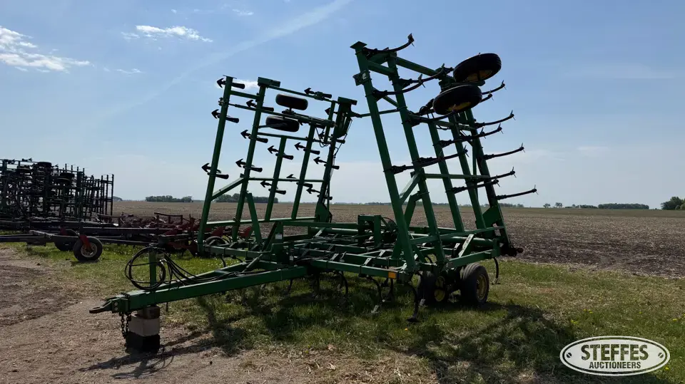 John Deere 980 Field Cultivator