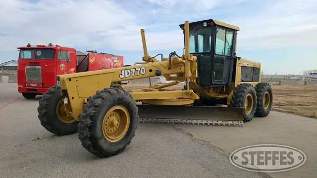 1976 John Deere 770
